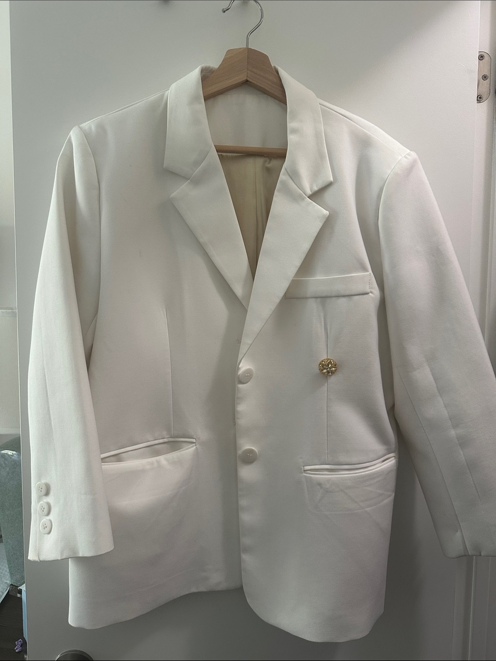 Women's White Single-Breasted Blazer with Decorative Button